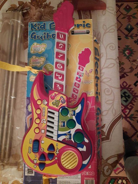 Конструктор за игра и сглобяване и китара за игра и свирене