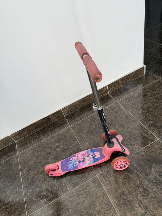 Продам самокат целый