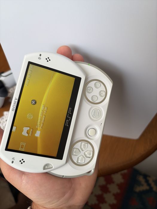 Sony PSP go 16 gb alb in cutie stare exemplara in cutie & accesorii