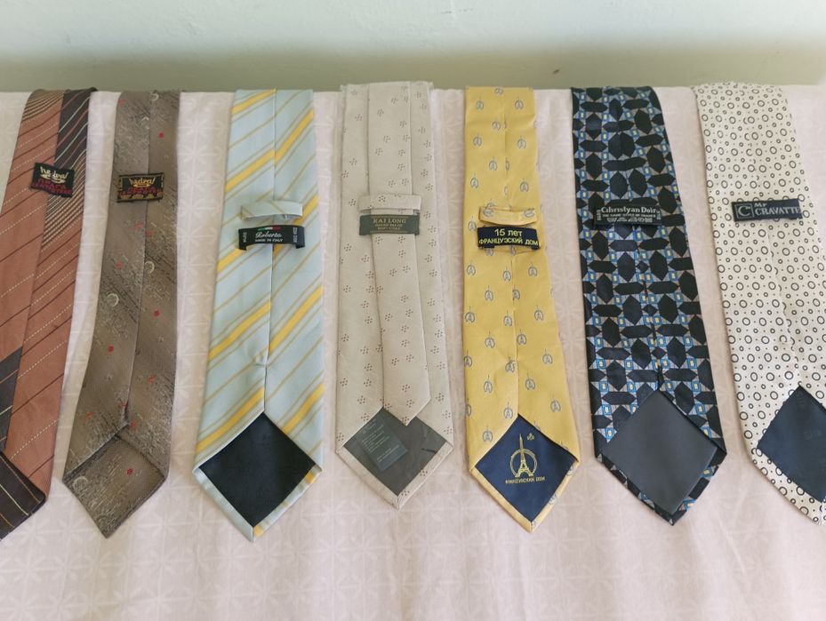 Фирменные галстуки.