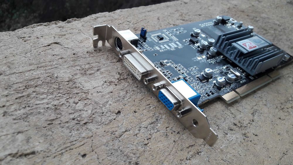 Placa video retro PCI Clasic - Sapphire ATI Radeon 7000 PCI 64MB