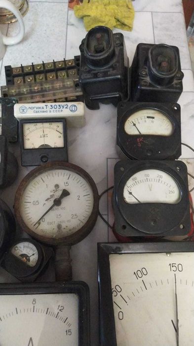 Измерительные приборы: амперметры, манометры и др.
