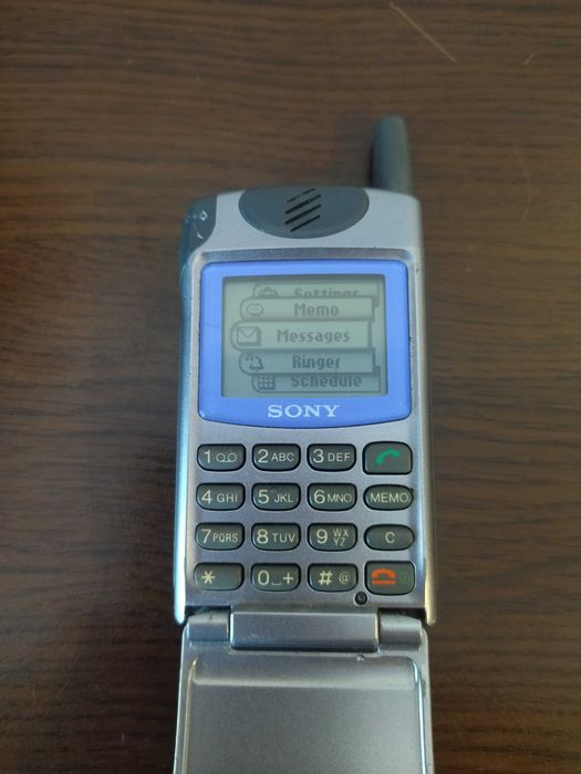 Продавам телефон/GSM SONY CDM-Z5