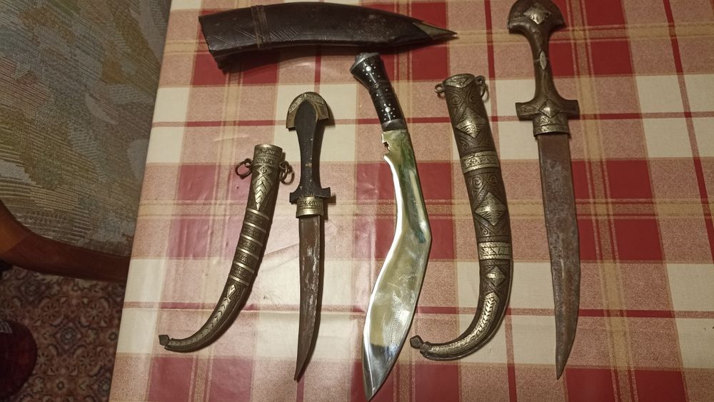 Vând 3 cuțite cu tot cu toc