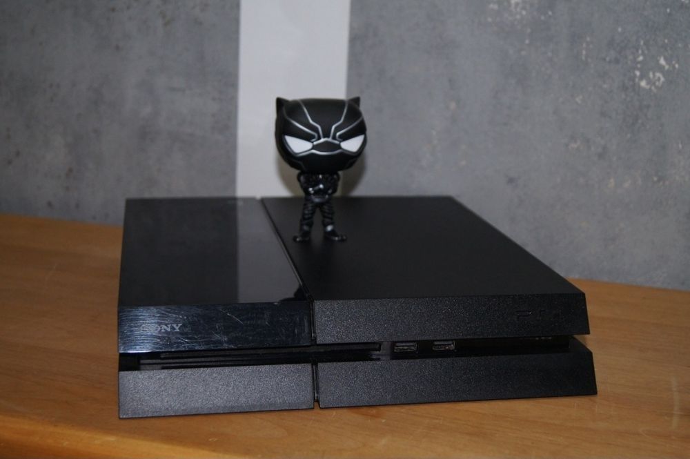 Vand PlayStation 4 normal 1Tb cu 1xmaneta si 3 jocuri