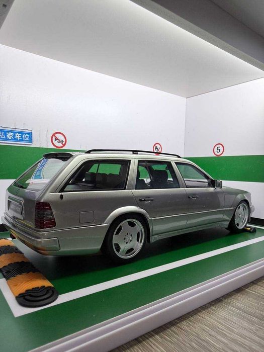 Колекционерски модел  Mercedes-Benz E36 AMG Ottomobile 1/18