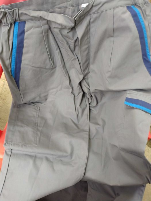 Vând pantaloni de lucru din tercot mercerizat.