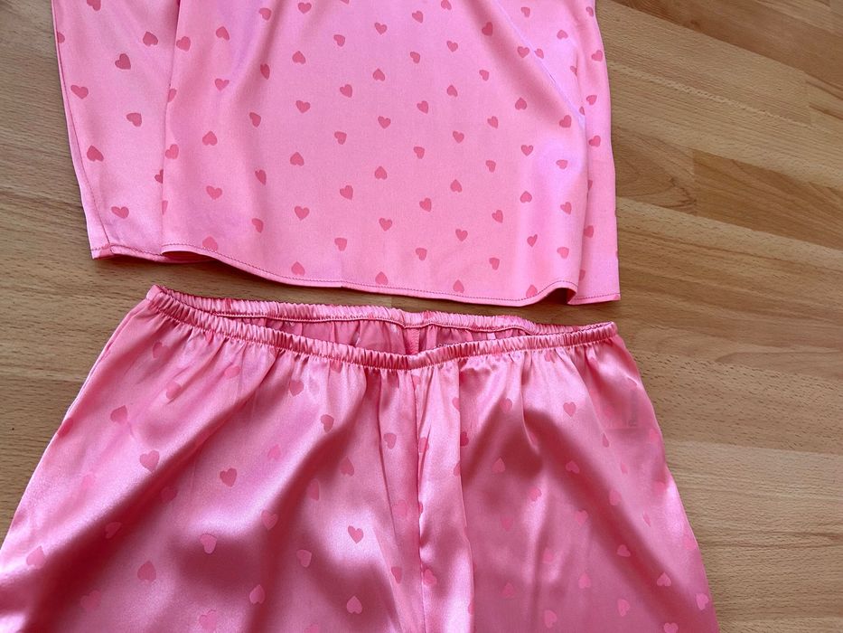 Set pijama de satin cu inimoare roz