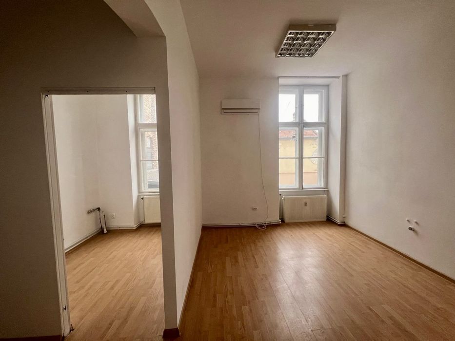 Vând apartament 3 camere ultracentral , ideal birouri sau de locuit