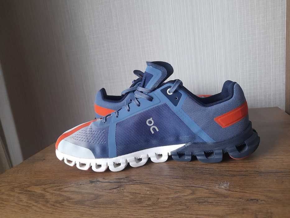 On Cloud маратонки 44 номер.