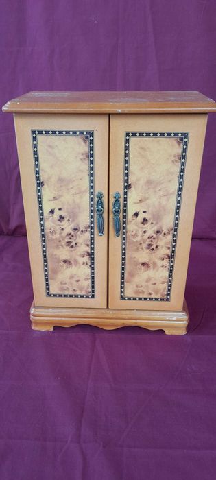 caseta din lemn pentru bijuterii