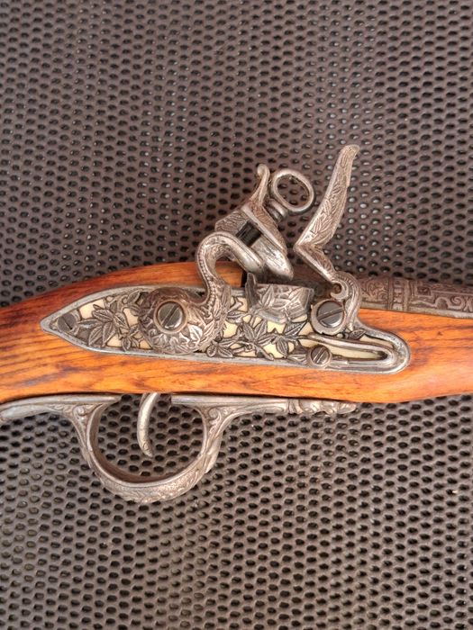 Pistol pentru panoplie