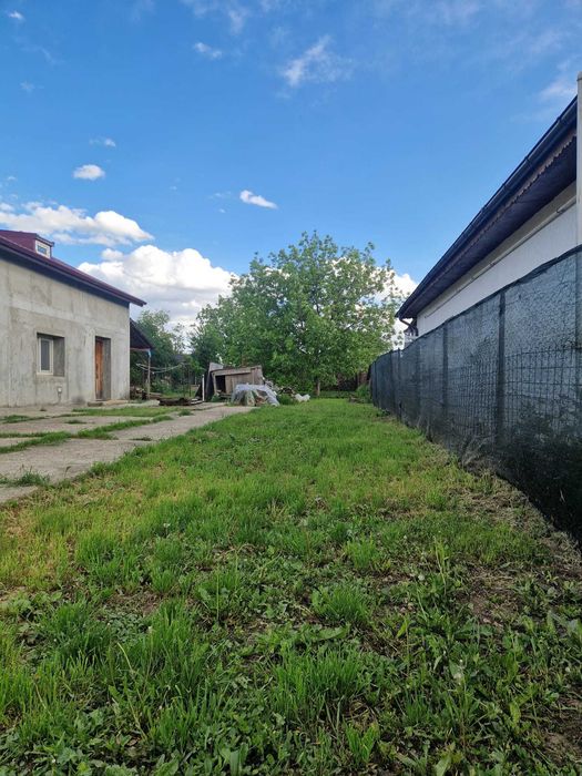 Vand casa cu teren de 900 m² Pret negociabil