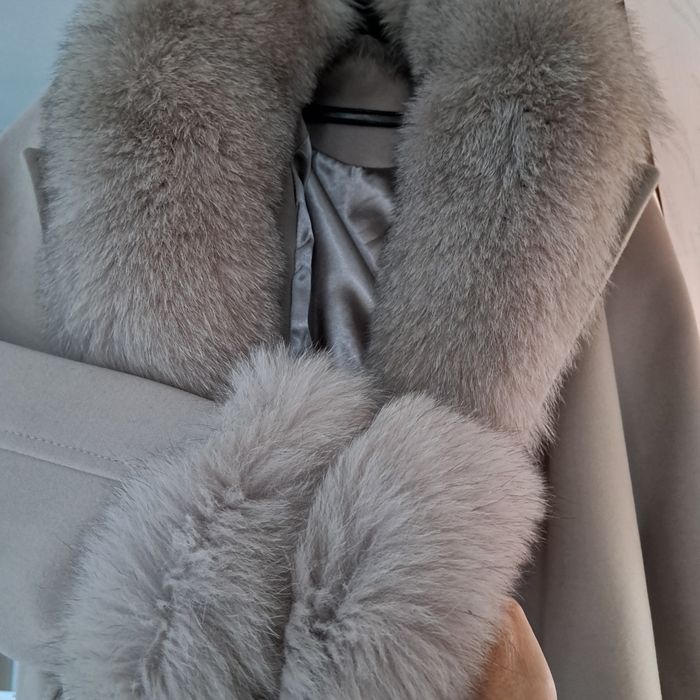 Луксозно палто от кашмир и сваляща яка от лисица.