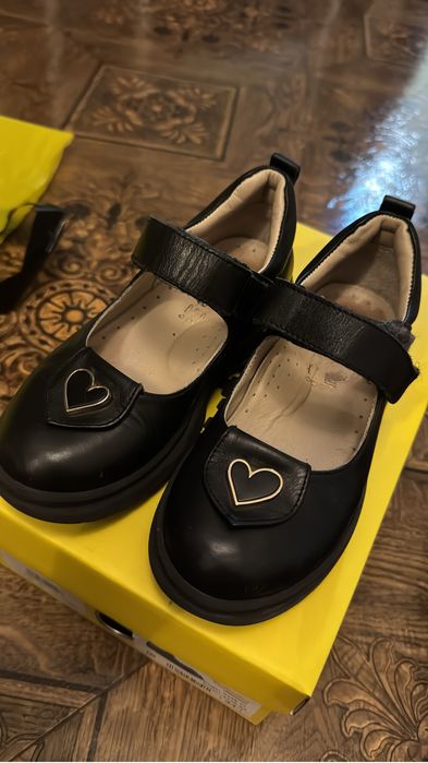 Продам школьные туфли Турция