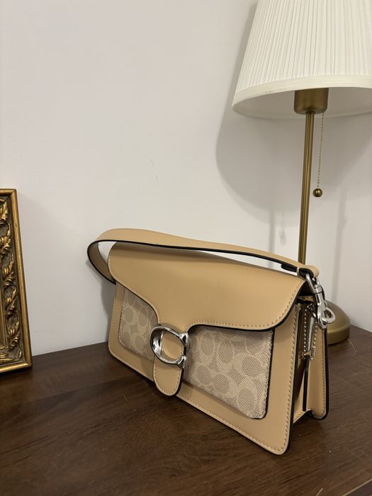 Чанта модел Coach
