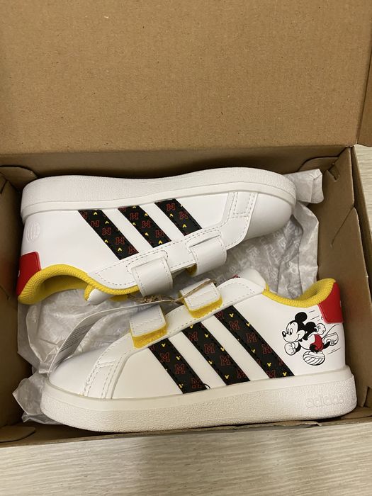 Продам детские кроссовки Adidas