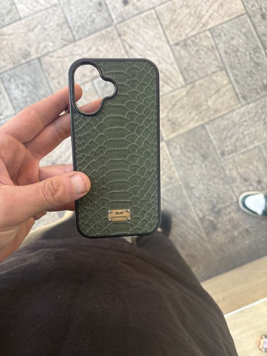 Iphone 16 fisurat putin ,in rest este in stare foarte bine