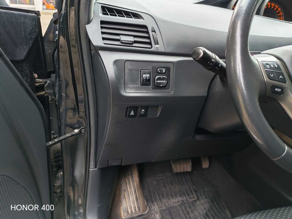 Продавам лек автомобил TOYOTA VERSO в отлично състояние