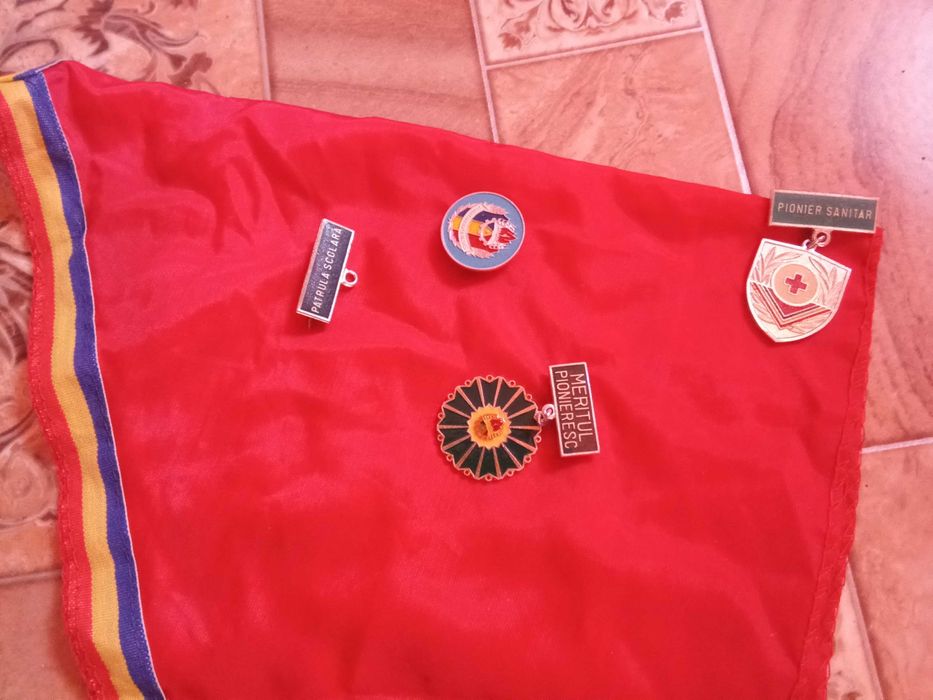 Cravată de pionier fara Inel+ 3 insigne RSR