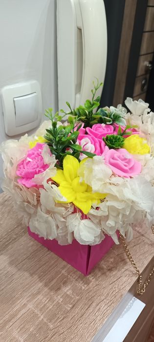 Ароматни свещи във формата на изискана чантичка с цветя.