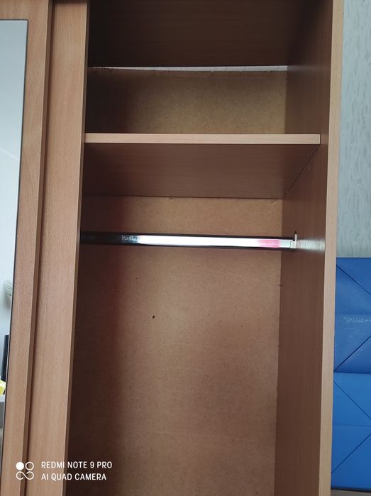 Продам шкаф с зеркалом.