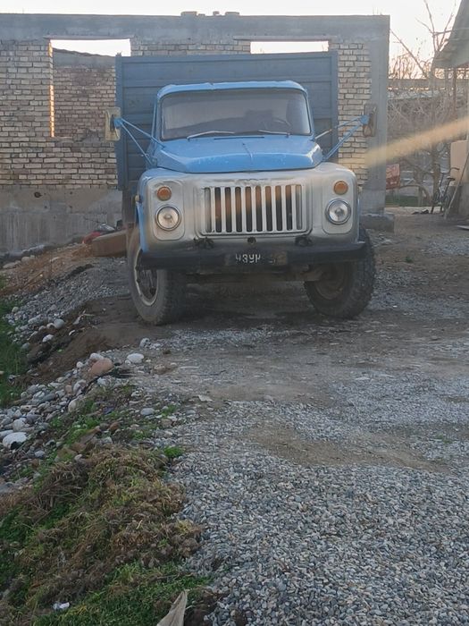 Gaz 53 mashinasi sotiladi