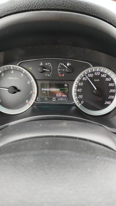 Ниссан автомобиль