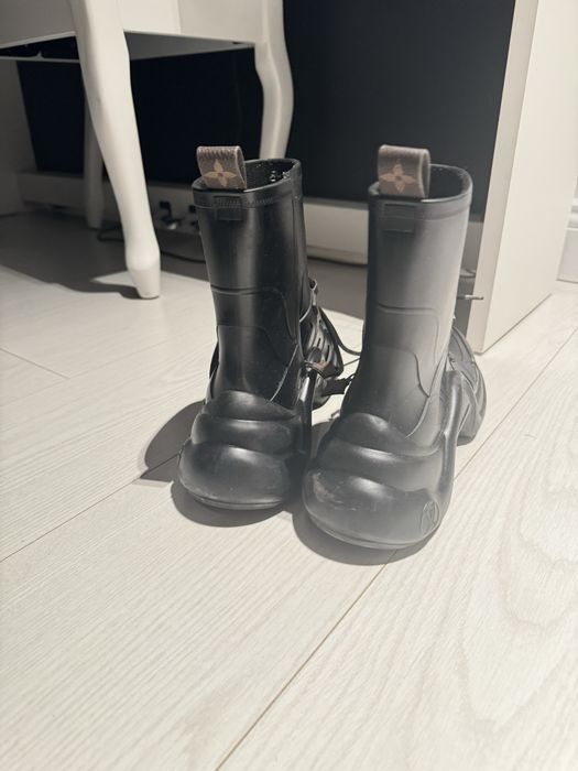 Louis Vuitton Black Matte Rubber Archlight