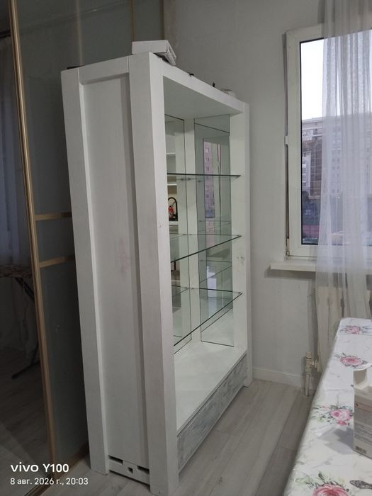 Продам  шкаф-витрину  дерево