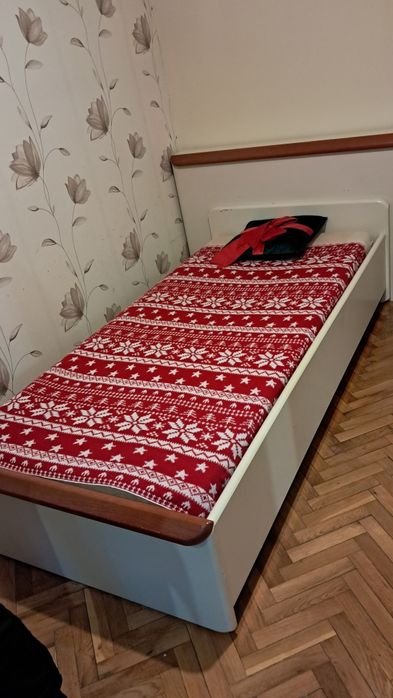 Pat simplu cu saltea inclus.