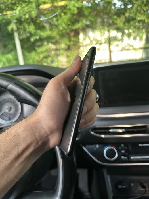 Продам IPhone SE 128gb