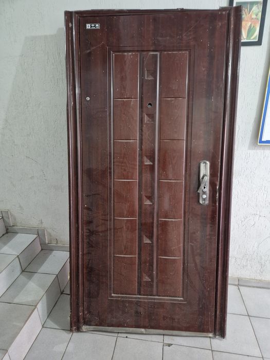 Продам металлическую дверь