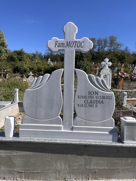 Cruci/ monumente funerare din marmura !