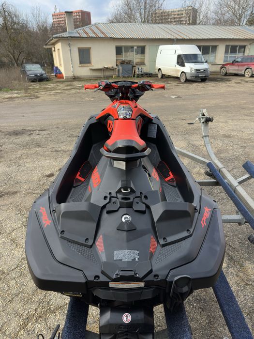 Джет Bombardier Sea Doo Spark Trixx 2021