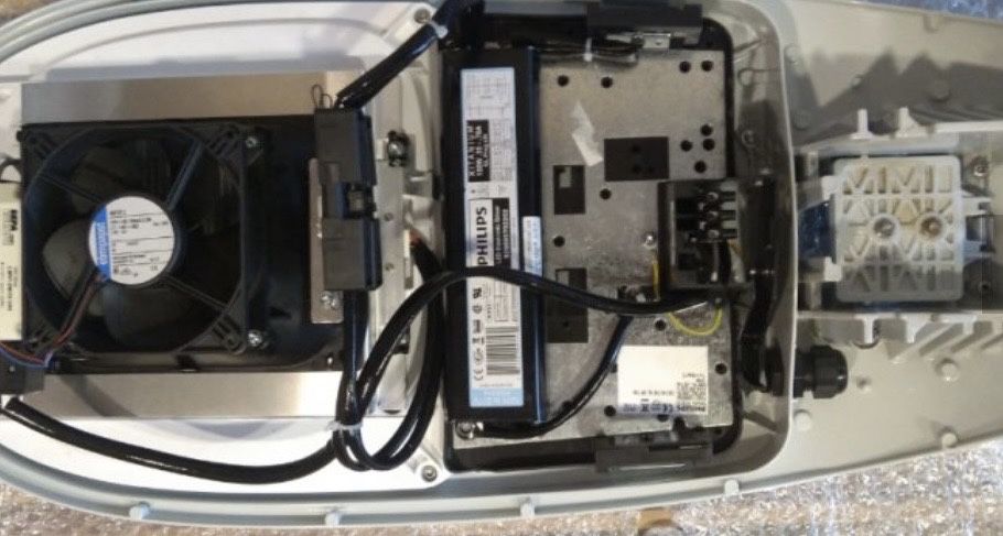 Продавам работещ LED прожектор за улично осветление 150 W