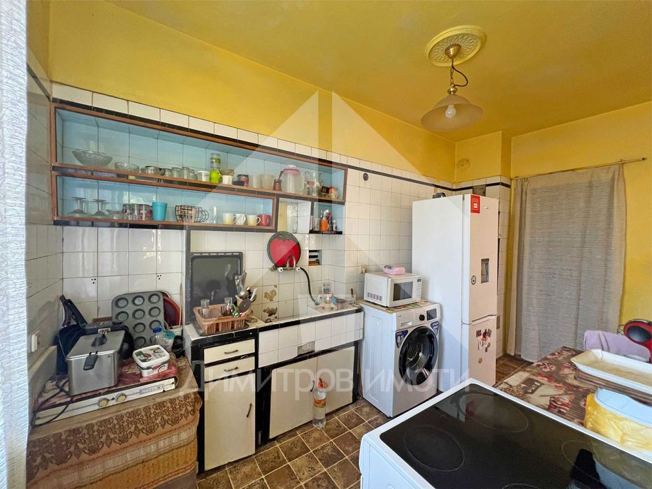 Продава апартамент 111 м2 в тухлена жилищна кооперация център.