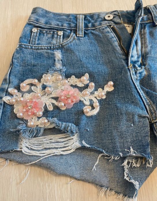 Blugi scurti cu perle si broderie
