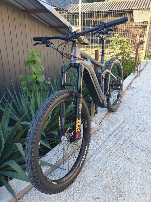 Bicicleta BMC electrica cu cadru de carbon