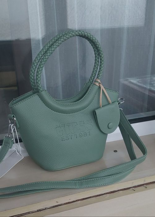 Geanta noua cu eticheta