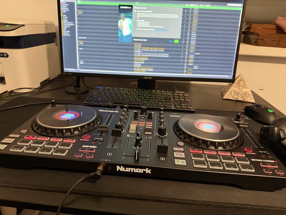 Consola Numark Mixtrack Platinum FX si casti Dj Behringer HPX6000