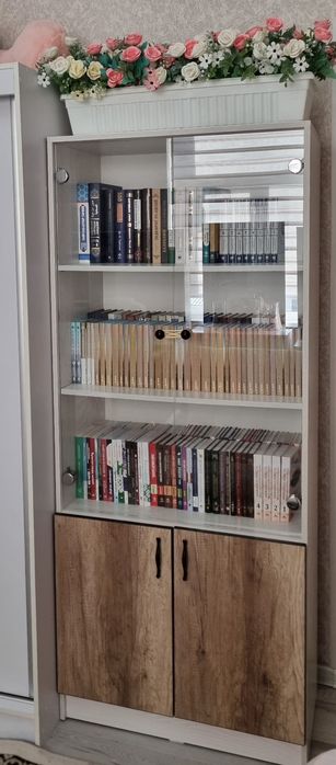 Книжный шкаф сотилади