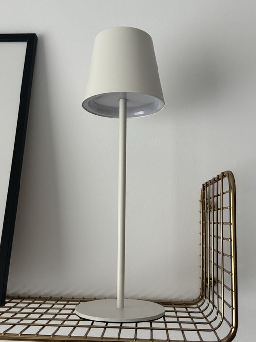 Lampa cu acumulator alba