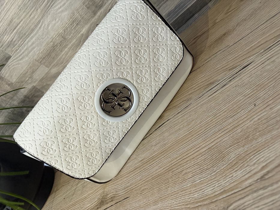 Дамска чанта guess