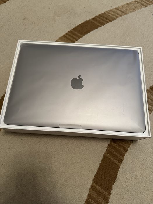 Продавам macbook pro 2016 touchbar A1706 с проблем!!!