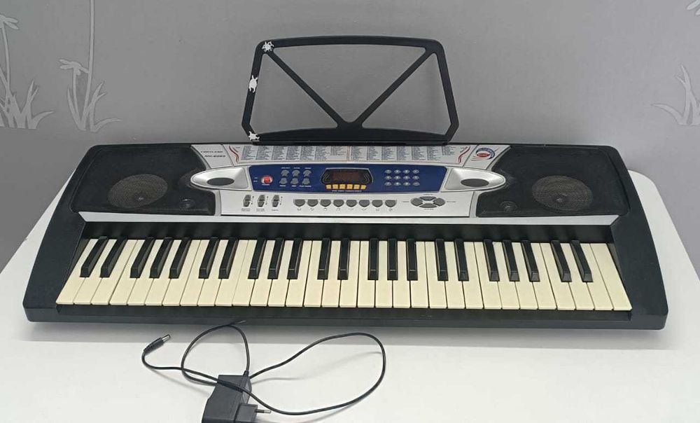 Продам синтезатор в отличном состоянии