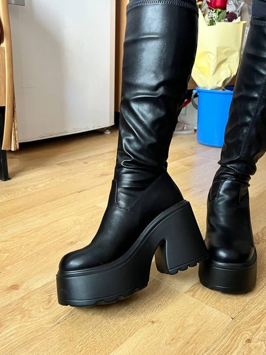 Vand o pereche de botine noi