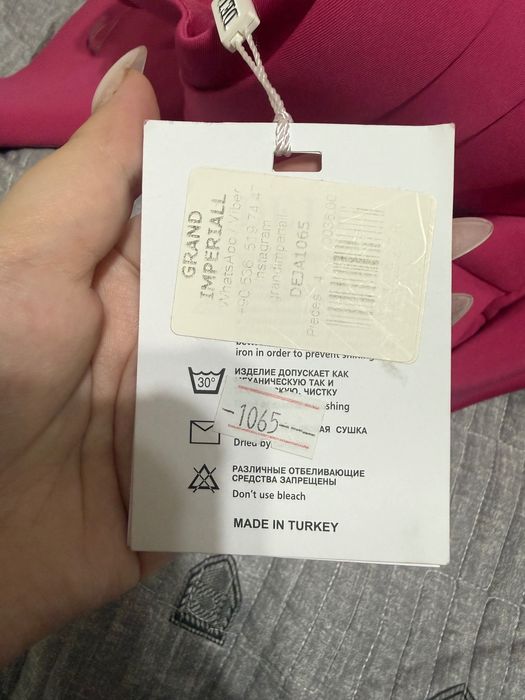 женское платье на одно плече