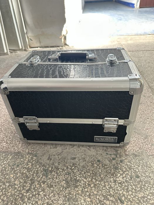 Trusa makeup  ! Se vinde separat de produsele care sunt in poze