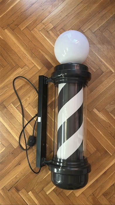 Въртящ се светещ бръснарски стълб.Barber  pole